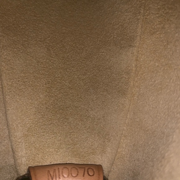 Authentic Louis Vuitton Looping GM - Picture 7 of 8